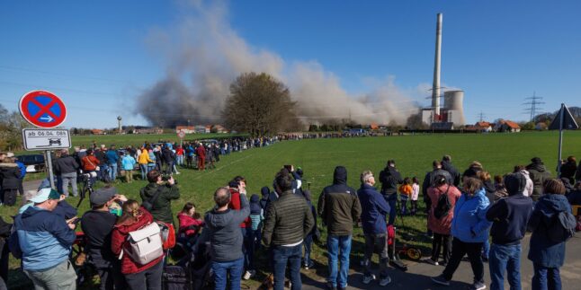 Schaulustige beobachten die Sprengung vom Kesselhaus des ehemaligen Kohlekraftwerks Ibbenbüren