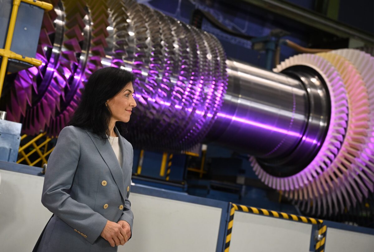 Katherina Reiche (CDU), Bundesministerin für Wirtschaft und Energie, steht vor einer Turbine bei einem Besuch bei der Firma Siemens Energy.