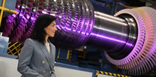 Katherina Reiche (CDU), Bundesministerin für Wirtschaft und Energie, steht vor einer Turbine bei einem Besuch bei der Firma Siemens Energy.