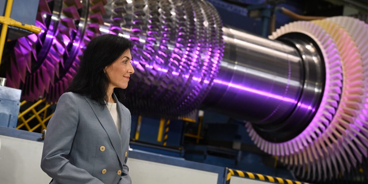 Katherina Reiche (CDU), Bundesministerin für Wirtschaft und Energie, steht vor einer Turbine bei einem Besuch bei der Firma Siemens Energy.