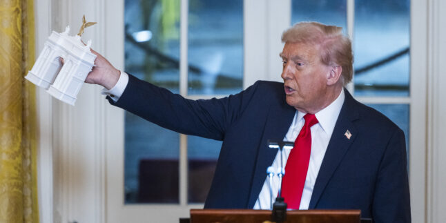 Diesen Triumphbogen hat Trump bereits im Oktober 2025 in die Höhe gereckt
