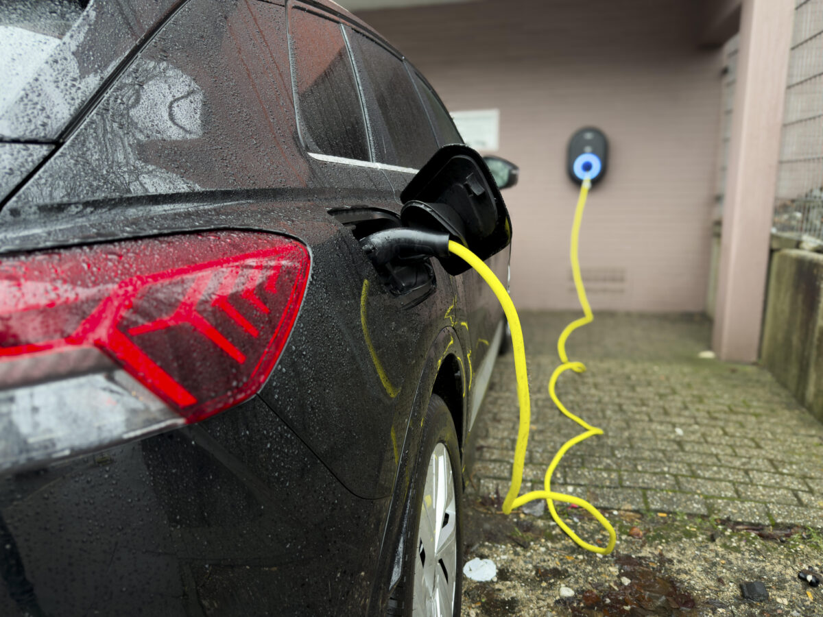 Ein E-Auto lädt an einer privaten Wallbox.