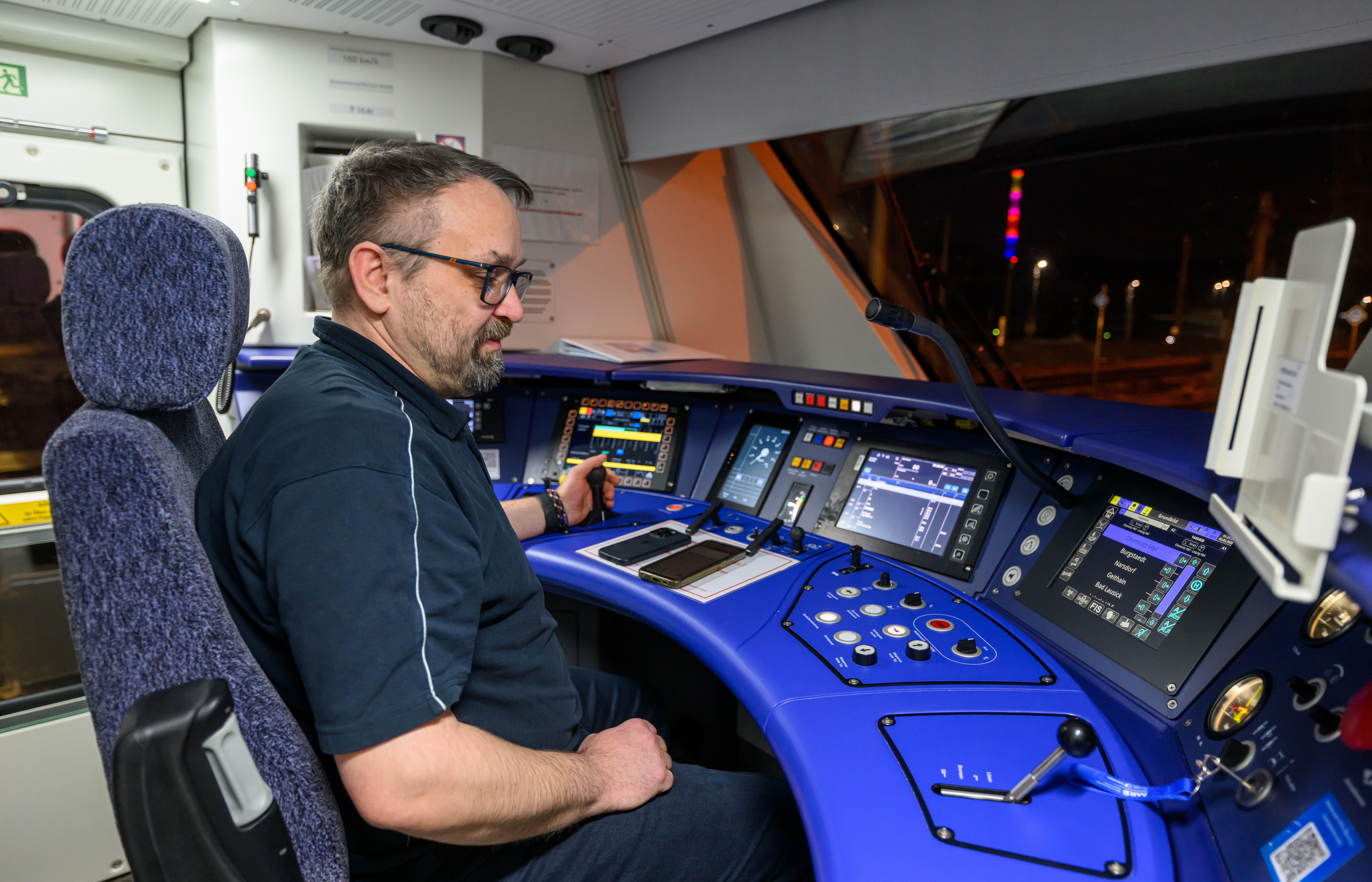 Triebwagenführer Mirko Stolle sitzt im Cockpit des Akkuzugs vom Typ Coradia Continental der Firma Alstom im Hauptbahnhof Chemnitz.