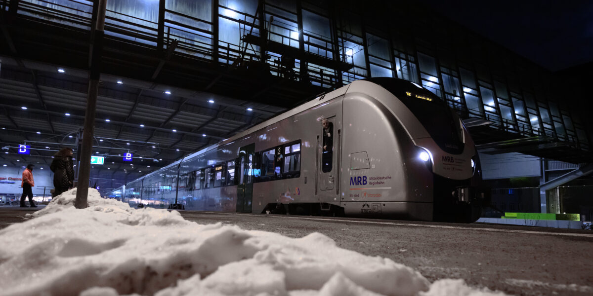 Ein Akkuzug vom Typ Coradia Continental der Firma Alstom verlässt den Hauptbahnhof Chemnitz nach Leipzig.