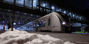 Ein Akkuzug vom Typ Coradia Continental der Firma Alstom verlässt den Hauptbahnhof Chemnitz nach Leipzig.