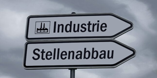 Symbolbild Stellenabbau mit den Pfeilen