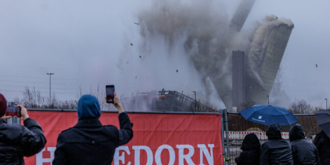 Sprengung des 275 Meter hohen Schornsteins des ehemaligen Steinkohlekraftwerks in Ibbenbüren.