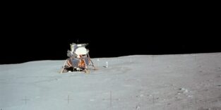 Die Mondlandefähre Eagle der Apollo 11 auf der Oberfläche des Mare Tranquillitatis