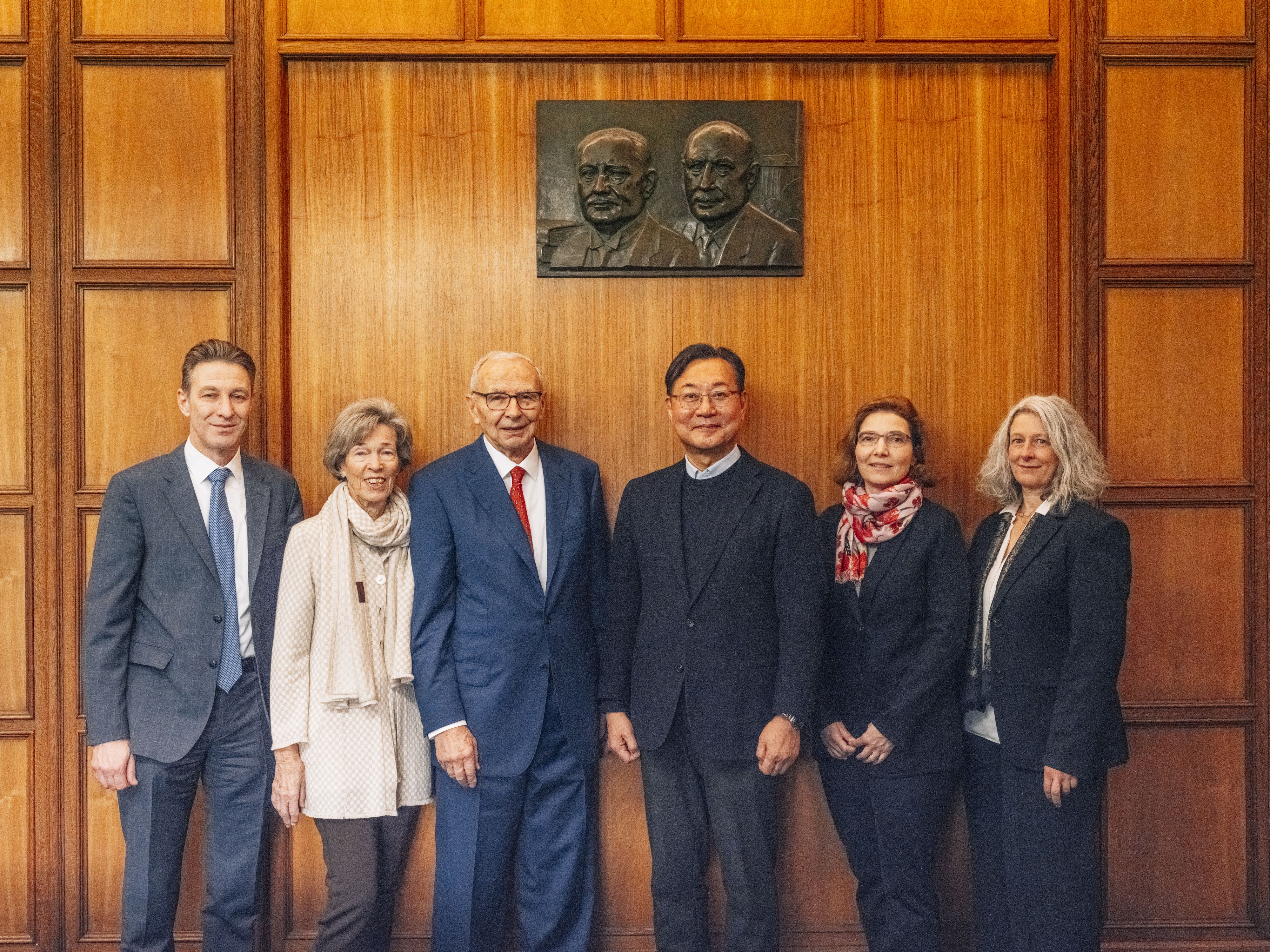 DN Solutions CEO Won-jong Kim und Familie Heller (v.l.n.r.): Marc Heller, Veronika Heller, Berndt Heller, WJ Kim, Nicole Pfleiderer, Petra Speidel. Foto: DN Solutions