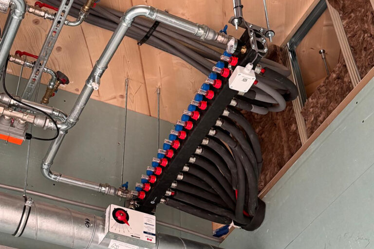 Die Heiz-/Kühlflächen wurden an den Heizkreisverteiler angeschlossen