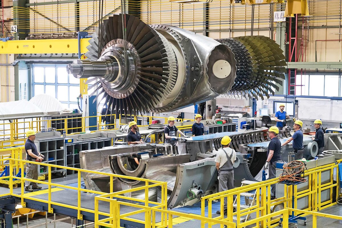 Einlegen des Läufers in die Gasturbine für das HKW Berlin-Marzahn. 