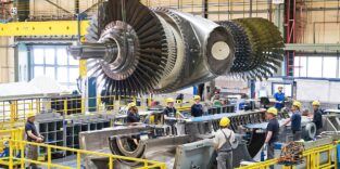 Einlegen des Läufers in die Gasturbine für das HKW Berlin-Marzahn.