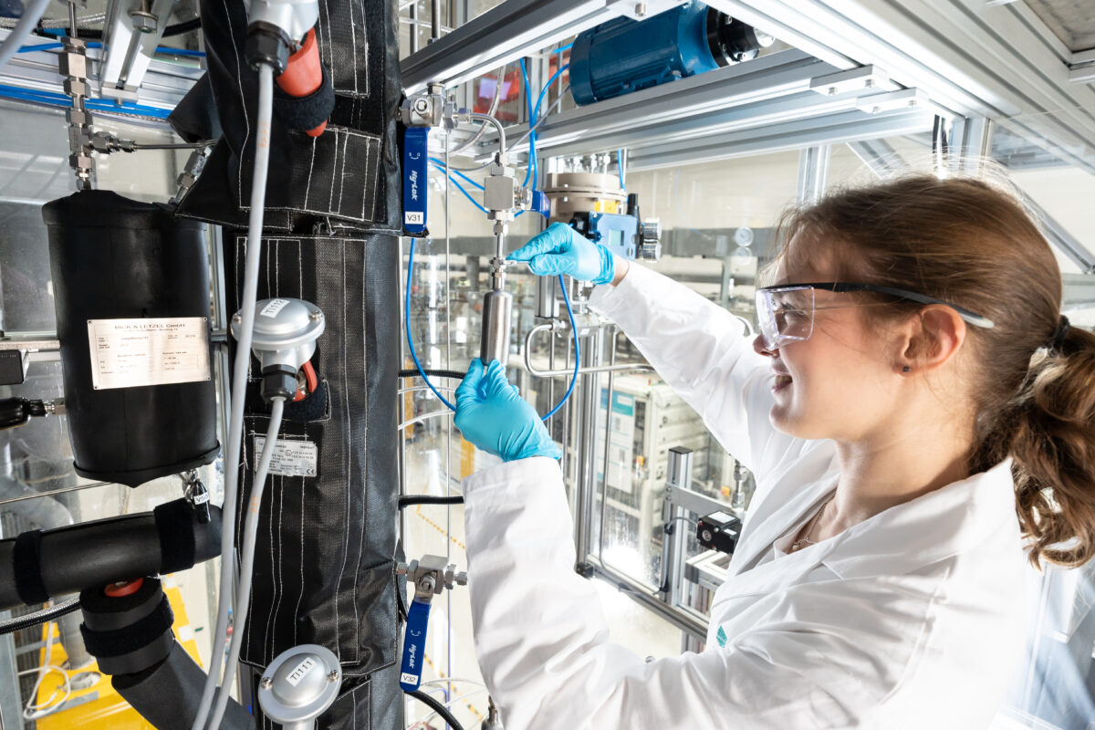 Druckdestillationskolonne: An zehn Probenahmestellen kann die Flssigphasenzusammensetzung analysiert und so das Kolonnenprofil bestimmt werden.