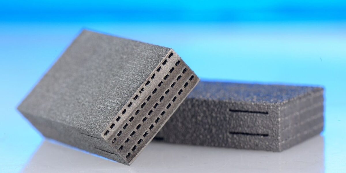 Das Projekt "InnoWaerm" verbindet neuartige Werkstoffe mit anwendungsnaher Forschung und leistet einen wichtigen Beitrag zur klimaneutralen Mobilität der Zukunft: Reaktoren aus Titanaluminid sollen direkt an Bord von Flugzeugen Wasserstoff erzeugen, indem sie flüssige Trägerstoffe umwandeln. Foto: Fraunhofer ILT, Aachen