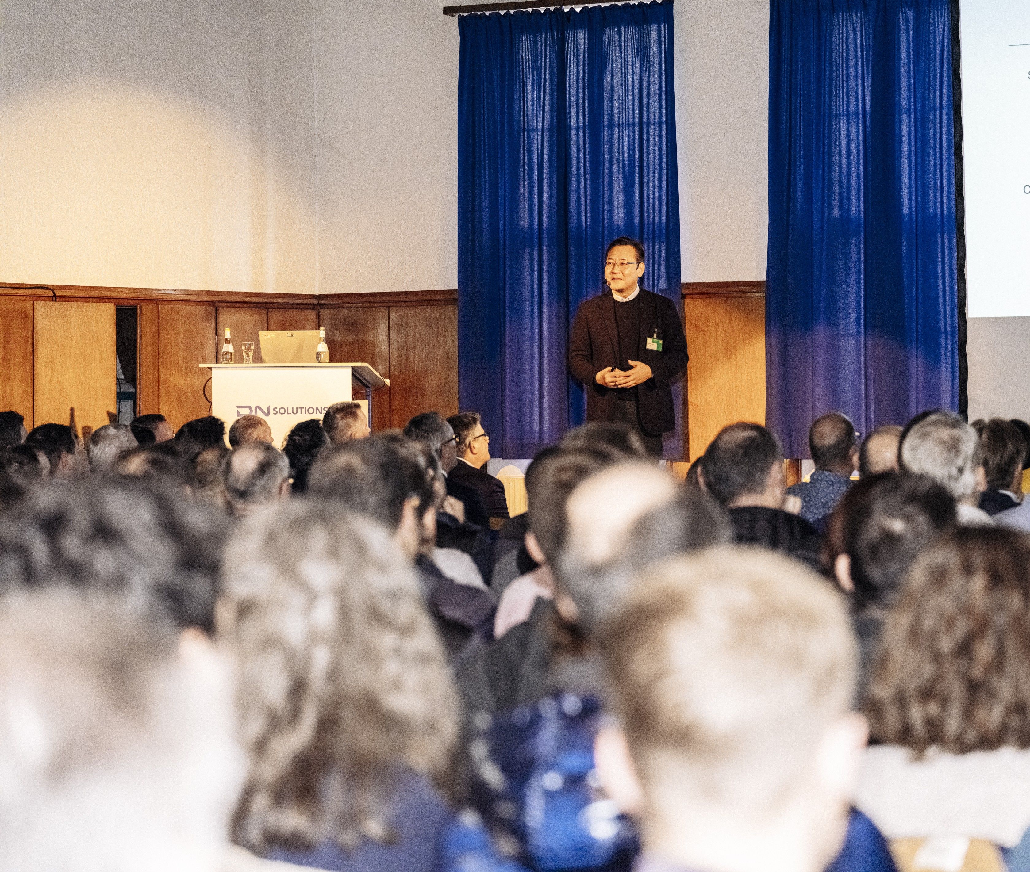 Won-jong Kim informiert die Heller-Mitarbeitenden über den erfolgreichen Abschluss der Übernahme und erläutert die Synergien der neuen Partnerschaft mit DN Solutions. Foto: DN Solutions