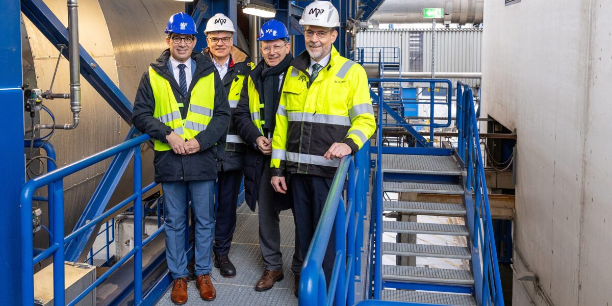 Sie nahmen gemeinsam die Phosphorrecyclinganlage am 11. Februar 2026 in Mannheim in Betrieb (v.l.n.r.): Staatssekretär Andre Baumann aus dem Umweltministerium Baden-Württembergs, MVV-Vorstandsvorsitzender Gabriël Clemens, Oberbürgermeister Christian Specht und MVV-Technikvorstand Hansjörg Roll.