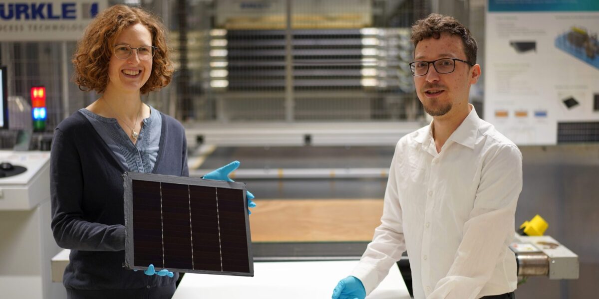 Zwei Rekorde auf einen Streich: Projektleiterin Dr. Laura Stevens zeigt ein III-V-Germanium-PV-Modul mit einer Rekordeffizienz von 34,2 %. Leonhard Böck (r.) ist Projektmitarbeiter und hat am vor ihm liegenden III-V-Silizium-PV-Modul mit 31,3 % Effizienz mitgearbeitet.