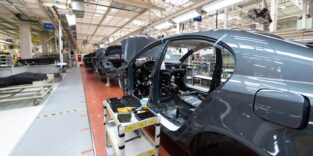 Blick in die Produktionsstraße eines Autoherstellers.