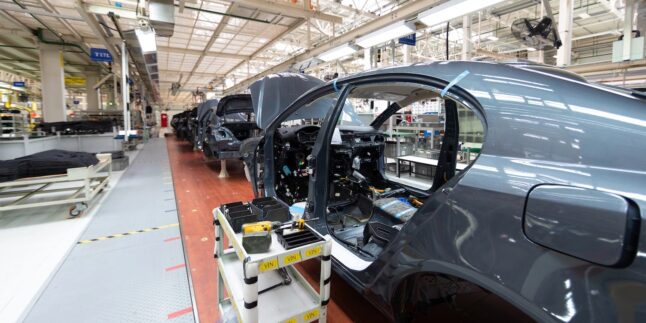 Blick in die Produktionsstraße eines Autoherstellers.