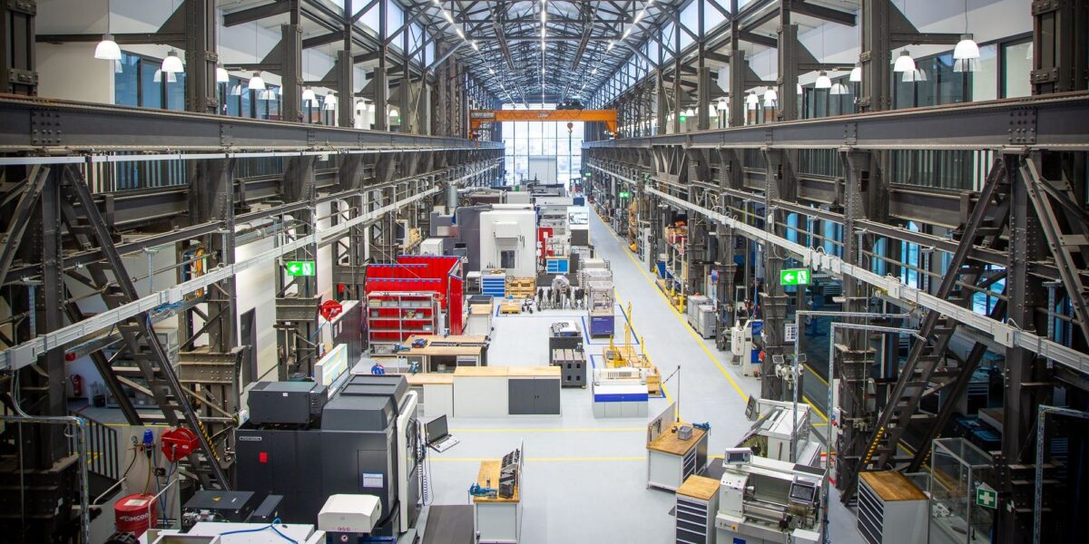 Wo Maschinenbau auf KI trifft: In der Smarten Demonstrationsfabrik Siegen (SDFS) am Campus Buschhütten entstehen datengetriebene Lösungen direkt an der Anlage – ein regionales Innovationslabor, das den Mittelstand fit für die Zukunft macht. Foto: Siemens AG / Fotograf: Ulrich Wirrwa