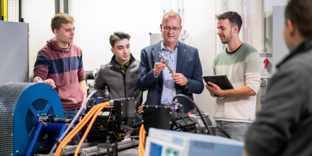 Prof. Dr. Markus Thoben (Mitte) leitet das ODYSSEV-Projekt an der FH Dortmund.