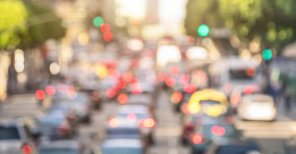 Extrem unscharfe Aufnahme eines Staus auf einer mehrspurigen Straße.