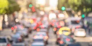 Extrem unscharfe Aufnahme eines Staus auf einer mehrspurigen Straße.