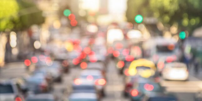 Extrem unscharfe Aufnahme eines Staus auf einer mehrspurigen Straße.