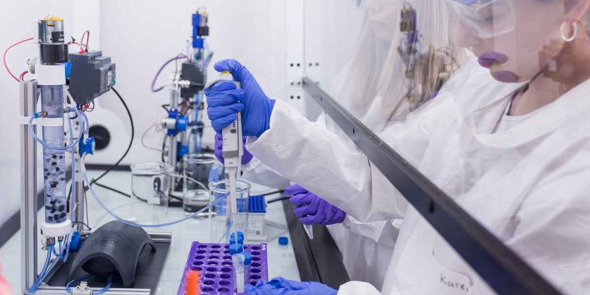 Die Kontamination von Böden, Trinkwasser oder Gewässern mit Pfas wird in Laboren wie hier bei Oxyle in Schlieren in der Schweiz genau untersucht. Foto: Daniel Kunz