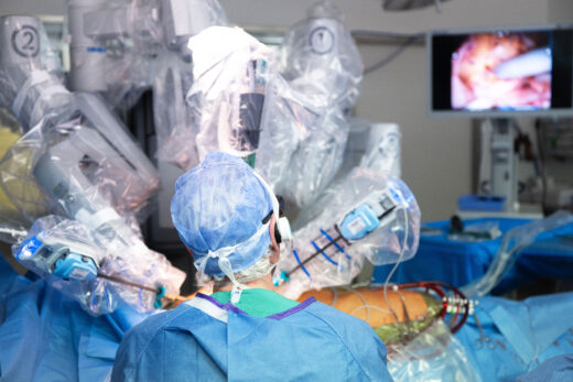 Maßarbeit: Der Roboter da Vinci im OP-Einsatz. Foto: Deutsches Herzzentrum der Charité