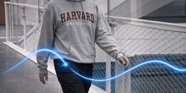 Mann trägt Hoody der Havard-University
