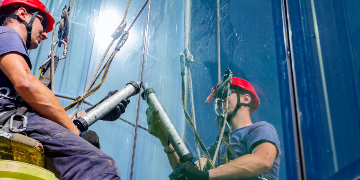 Klebstoffe sind aus unzähligen Branchen nicht mehr wegzudenken. Das Spektrum reicht vom Bau bis in die Mikroelektronik. Foto: smarterpix / roman023