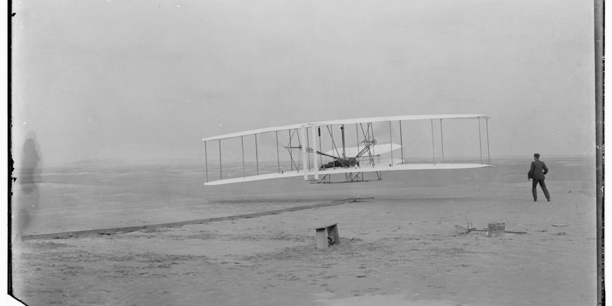 Das Archivfoto zeigt eine Schwarzweiß-Aufnahme des motorisierten Doppeldeckers der Brüder Wright.