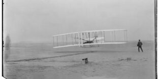 Das Archivfoto zeigt eine Schwarzweiß-Aufnahme des motorisierten Doppeldeckers der Brüder Wright.