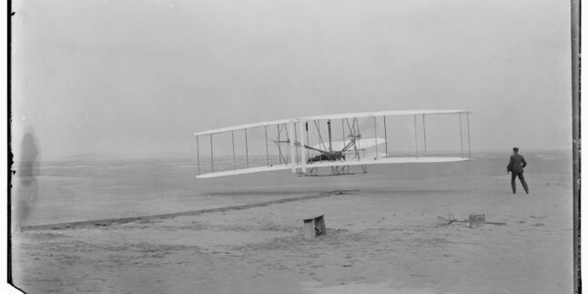 Das Archivfoto zeigt eine Schwarzweiß-Aufnahme des motorisierten Doppeldeckers der Brüder Wright.