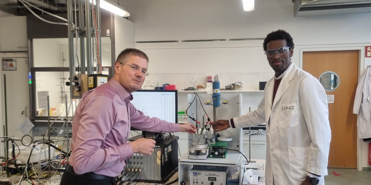 Prof. Dr. Carsten Streb (l.) und Dr. Soressa Abera Chala vom Department Chemie