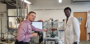 Prof. Dr. Carsten Streb (l.) und Dr. Soressa Abera Chala vom Department Chemie