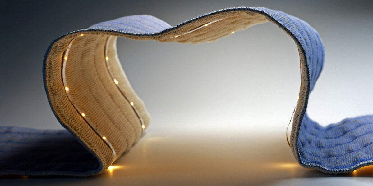 Integrierte optionale LED-Beleuchtung im Gewebe. Foto: Fraunhofer WKI/Manuela Lingnau

