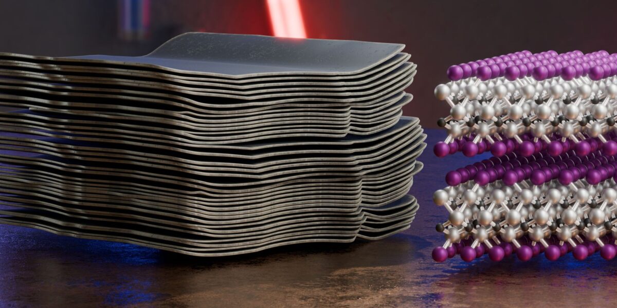 Kombination eines Modells aus einer Rasterelektronenmikroskop-Aufnahme (links) mit einem Ausschnitt der zugrunde liegenden Kristallstruktur eines untersuchten MXenes mit präzise kontrollierten Oberflächenabschlüssen. Foto: B. Schröder/HZDR