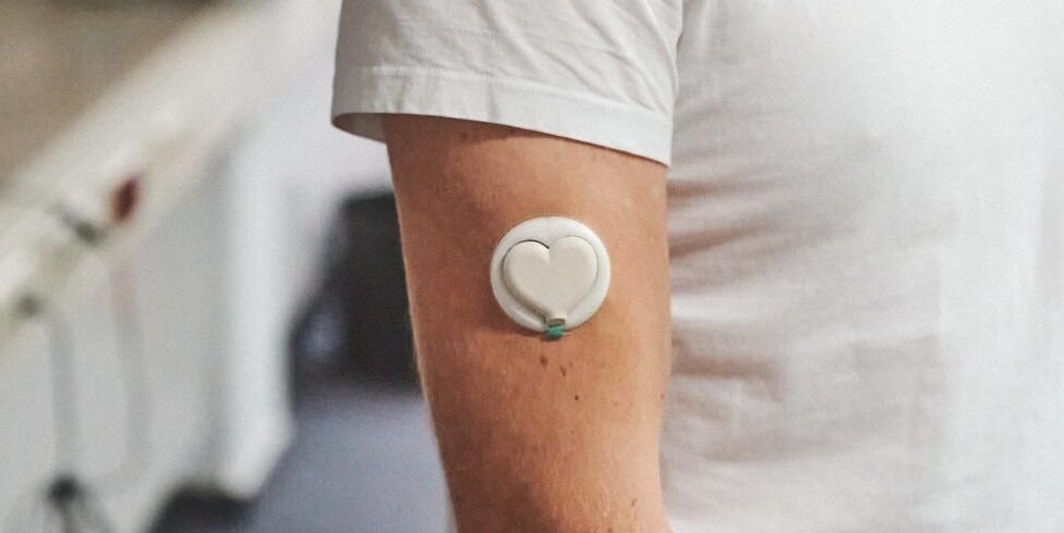 Patient mit vernetztem Sensorpflaster: Die Lösung ermöglicht eine kontinuierliche Überwachung des Elektrolythaushalts über Schweißanalysen. Foto: Hasegold GmbH