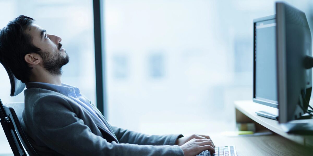 Ein Mann langweilt sich vor dem Computer