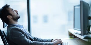 Ein Mann langweilt sich vor dem Computer