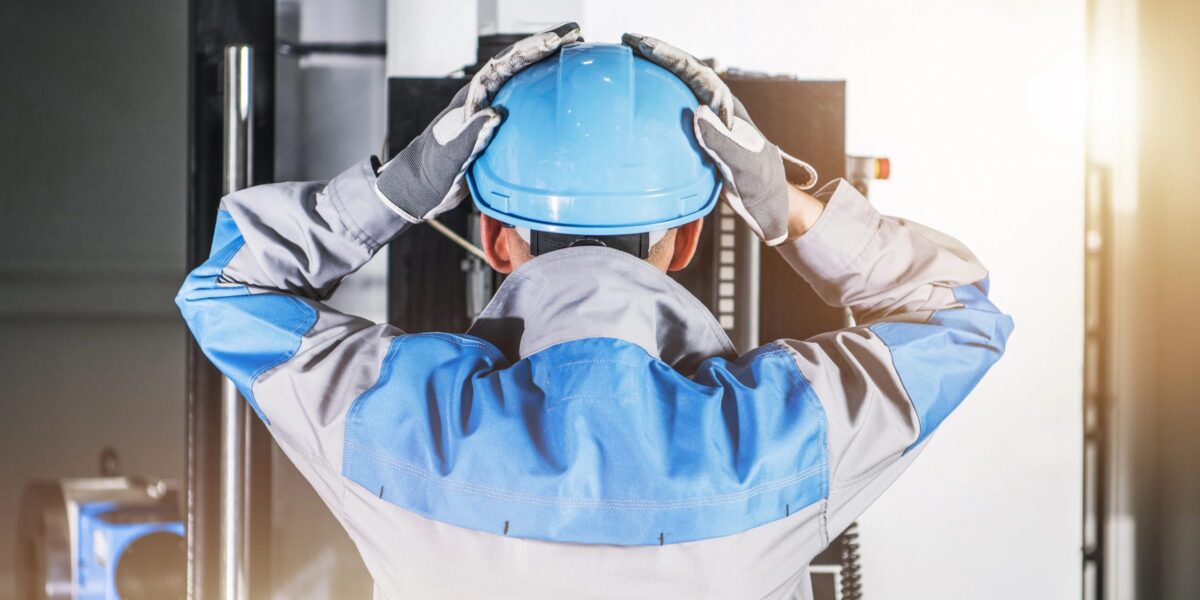 Überraschter CNC-Maschinenbediene