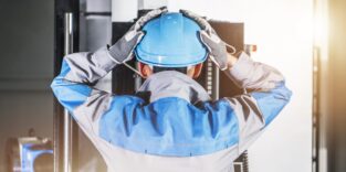 Überraschter CNC-Maschinenbediene