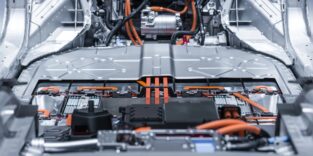 Lithium-Akku und Stromanschlüsse für Elektroautos.