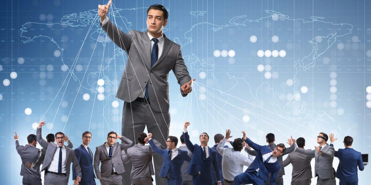 Ein Mann feiert mit seinem Team seine Erfolge.