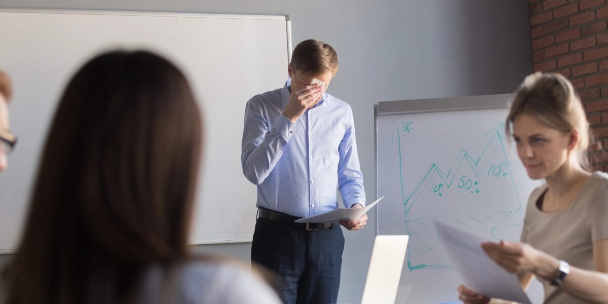 Ein Mann versucht seinem Team etwas zu erklären.