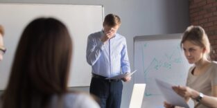 Ein Mann versucht seinem Team etwas zu erklären.