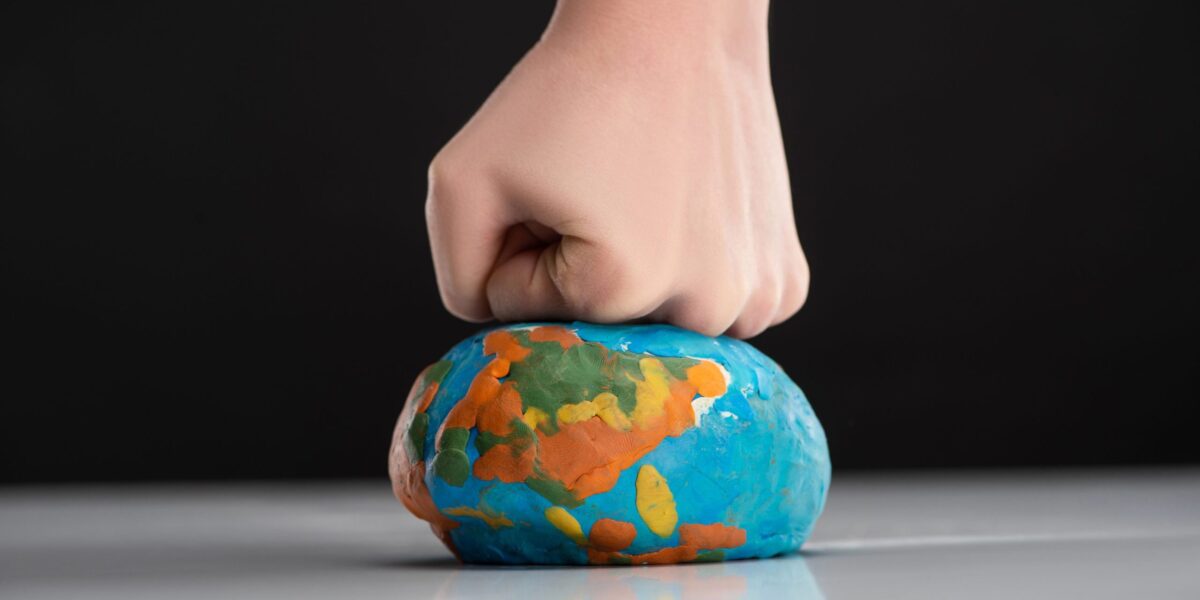 Faust zerknautscht Weltkugel aus Schaumstoff