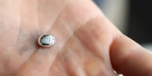 Flüssiges Gallium in der Hand